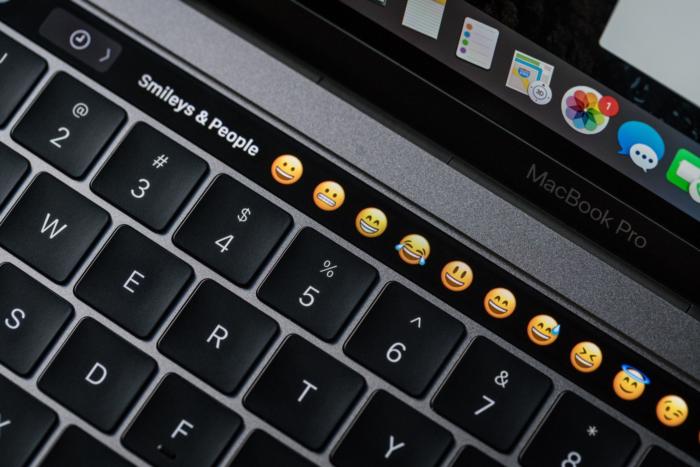 新的MacBook Pro将大大加快您的表情符号工作流程