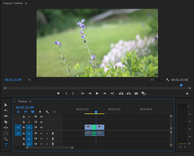 使用 Premiere Pro 中的覆盖工具将剪辑放入而不延长项目